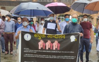 बिपी प्रतिष्ठानका चिकित्सक तथा विद्यार्थीद्वारा छाता ओढेर विरोध र्‍याली